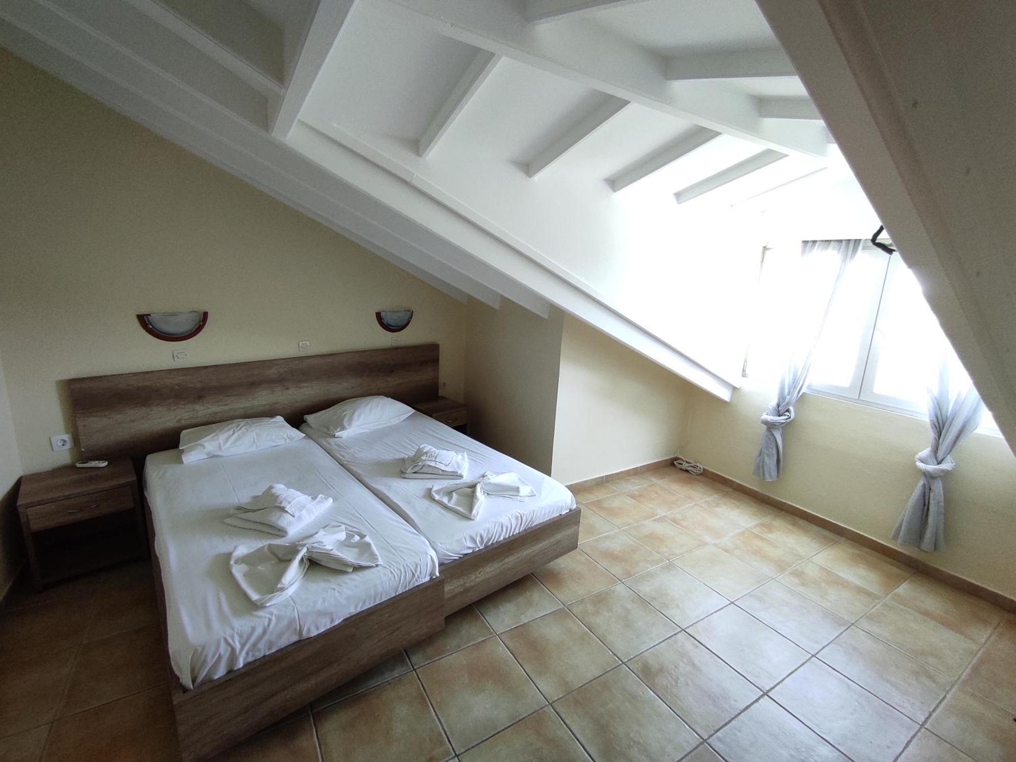 Kavos Plaza Hotel Bagian luar foto