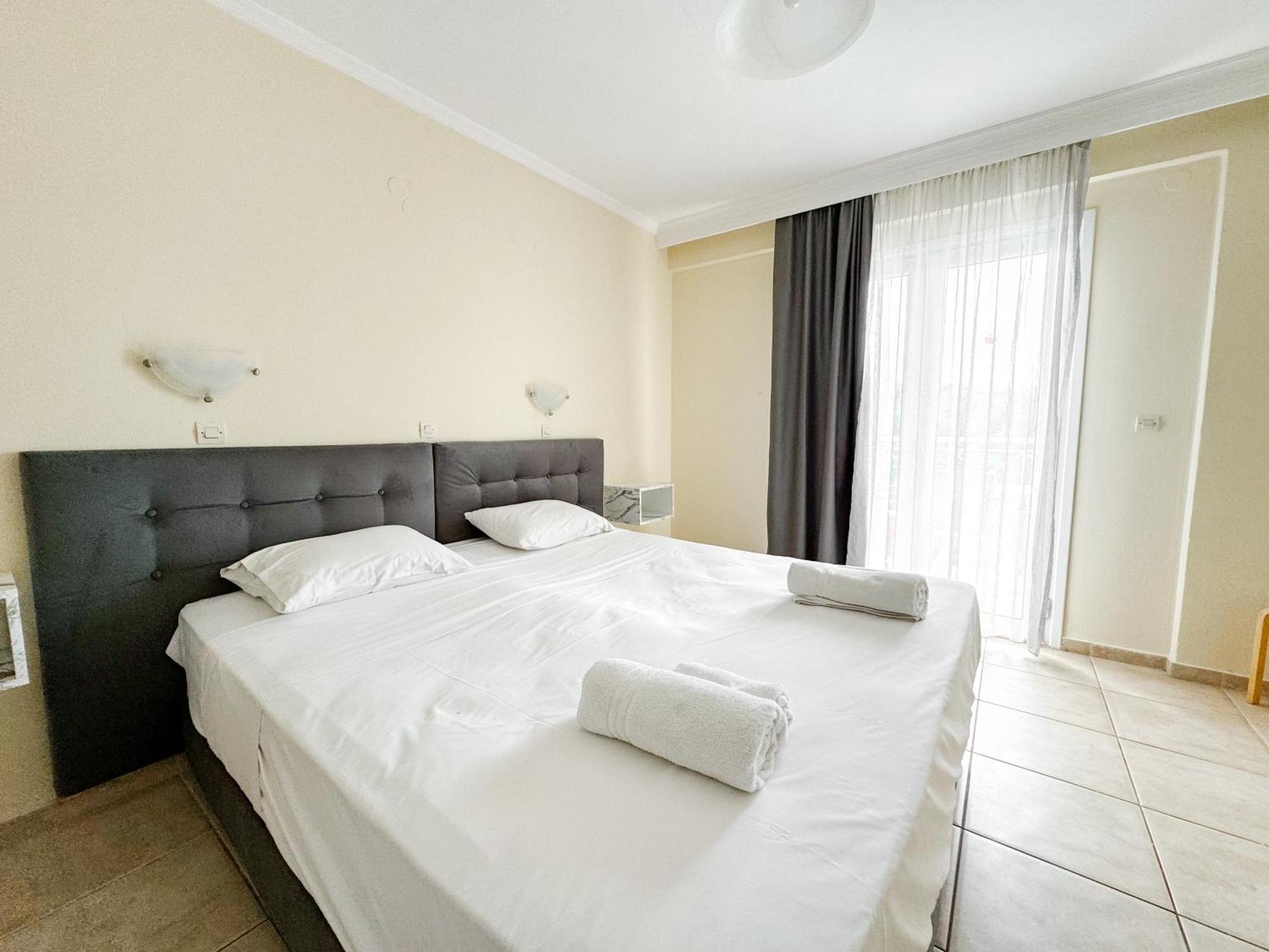 Kavos Plaza Hotel Bagian luar foto